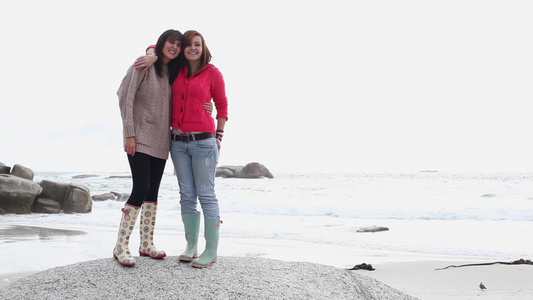 海滩上的两个女孩视频