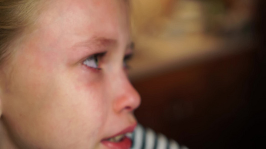 身着条纹衣服的女童哭得不轻说没有泪水滴在脸上争吵受到视频