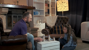 父亲和女儿在起居室壁炉附近闲暇时间享受休闲时间19秒视频