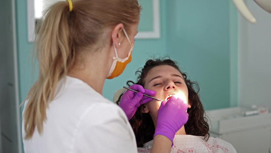 龋齿预防概述牙科手术期间坐在牙医椅上的妇女视频