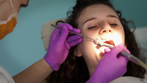 牙科医生正在给女病人补牙11秒视频