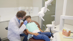 牙医在给小男孩看牙齿12秒视频