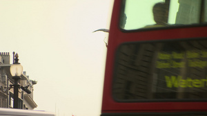 公共汽车通过皮卡迪利马戏团伦敦的爱神雕像9秒视频