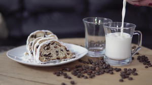 早餐时倒一杯牛奶和法国巧克力咖啡蛋糕吃早餐10秒视频