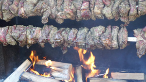 两片牛肉被公开烧烤在烧柴上20秒视频