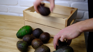 他把鳄梨水果从桌子移到抽屉里成熟的水果收获桌上的木箱17秒视频