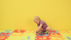 玩玩具字母的女婴15秒视频