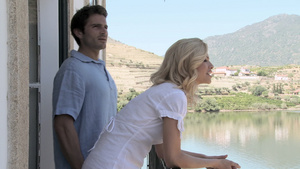 一对夫妇走到俯瞰杜罗河的阳台上遥望远方13秒视频