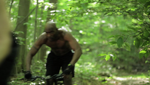 骑自行车穿过森林的男性骑自行车者8秒视频