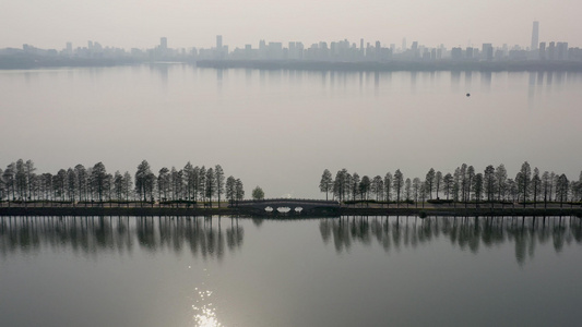 航拍黄昏时分的武汉东湖绿道和城市建筑自然景观视频