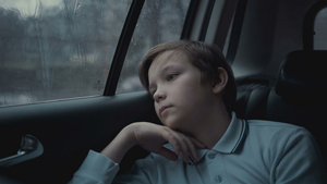 男孩在雨天的车厢里20秒视频