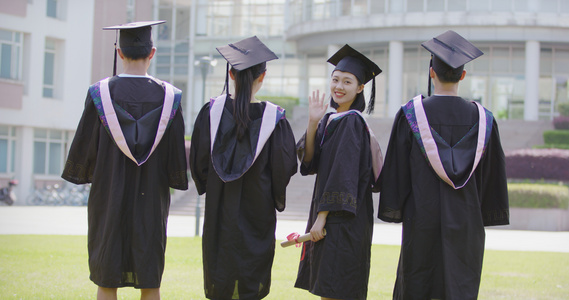 8K穿着学士服的毕业生视频