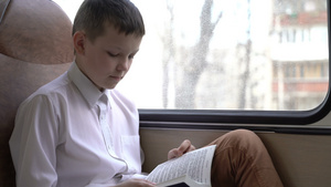 一名年轻男中学生搭乘公共汽车13秒视频