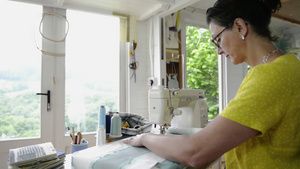 使用缝纫机工作的女人13秒视频