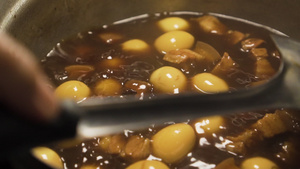 煮鸡蛋和猪肉加甜褐酱沸腾慢动26秒视频