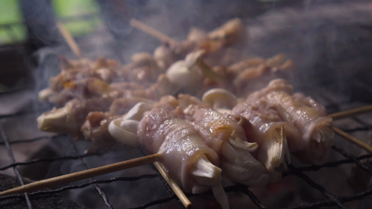 培根和蘑菇在炉子上烤烤烤肉火焰冒出来慢动作视频