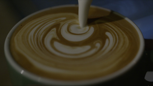 一杯带泡沫的咖啡视频
