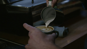 咖啡师将牛奶倒入咖啡中8秒视频