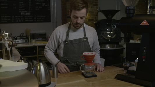 准备滴灌冲泡咖啡的咖啡师视频