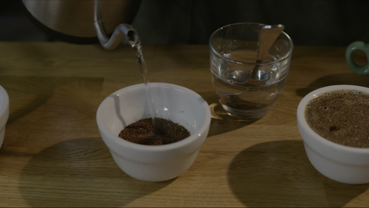 将热水倒入碗中冲泡咖啡视频