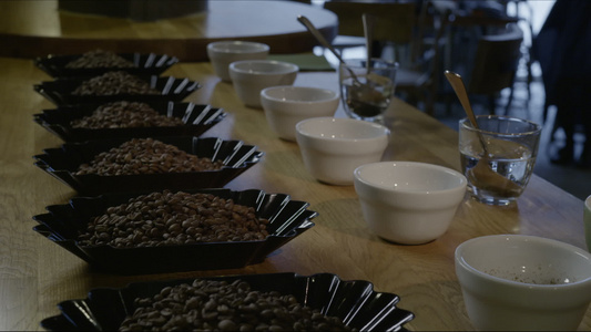 展示在桌子上的咖啡豆和碗视频