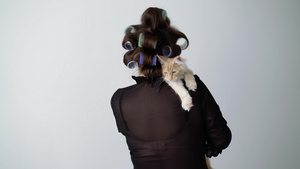 包租婆抱着一只猫11秒视频
