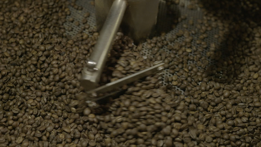 咖啡烘焙机里加工的咖啡豆视频
