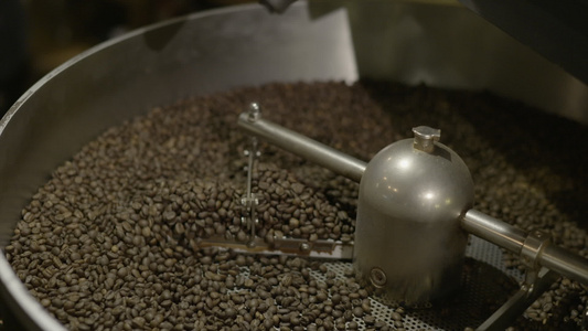 咖啡烘焙机里加工晾干的咖啡豆视频