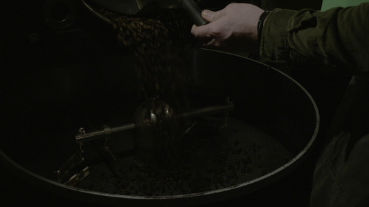 工人操作机器里的咖啡豆视频