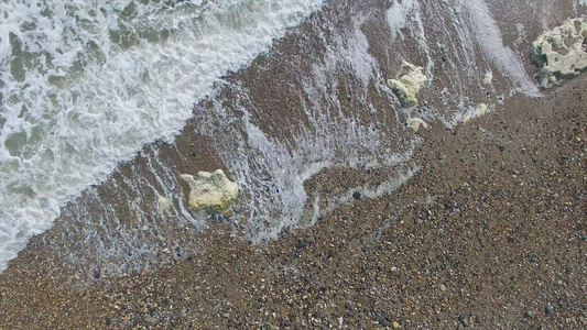 特写飘着水泡沫的海浪视频