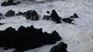 海浪在岩石上拍打38秒视频