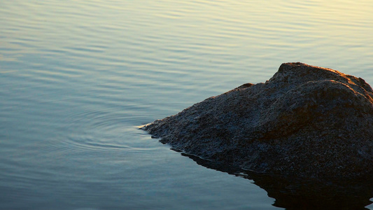 新疆赛里木湖水面波纹石头视频