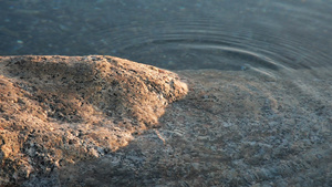 新疆赛里木湖水面波纹石头24秒视频