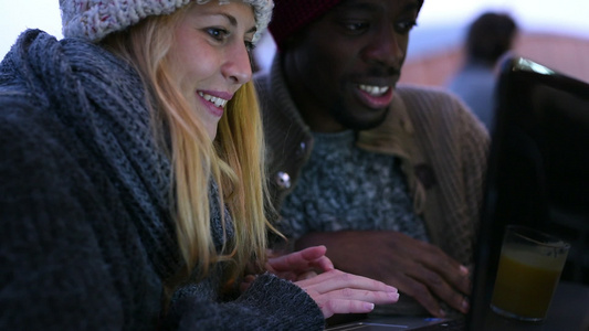 两个年轻男女使用笔记本电脑视频