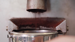 制作咖啡工具制作咖啡粉12秒视频