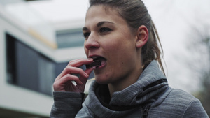 户外吃东西的年轻女人26秒视频