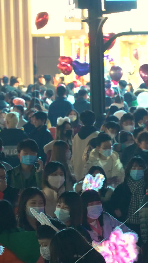 城市步行街节日氛围夜晚购物逛街人潮汹涌街景素材节日素材59秒视频