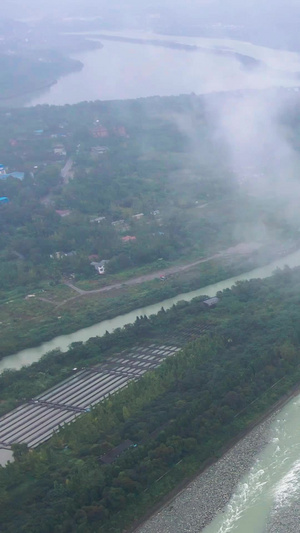 航拍云雾之下的都江堰水利工程和旅游风景区5A景区44秒视频