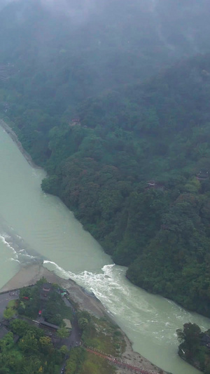 航拍云雾之下的都江堰水利工程和旅游风景区5A景区44秒视频