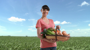 田野里拿着一篮自产蔬菜的妇女9秒视频