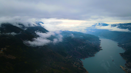 4K航拍瞿塘峡山间清晨云雾视频