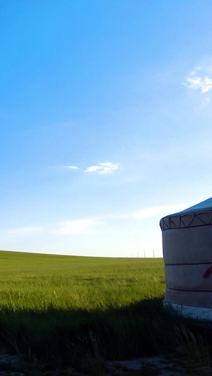 实拍蓝天白云下碧绿的草原上散落的蒙古包群内蒙古54秒视频