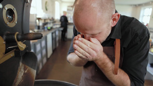 咖啡厂工人检查咖啡豆9秒视频