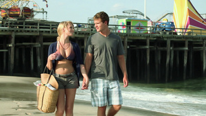 十几岁的夫妇手牵手走在海滩上11秒视频