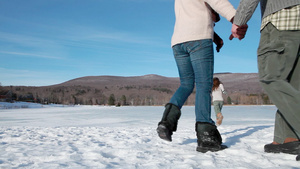 一家人走在雪地里21秒视频
