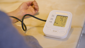 4K老人自行使用电子血压仪检测10秒视频