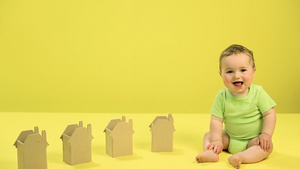 小男孩玩纸板房子10秒视频