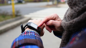 户外路边使用智能手表的女人8秒视频