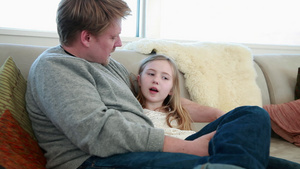 父亲和女儿坐在沙发上聊天35秒视频