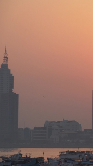 黄昏的夕阳海鸥飞过小船停靠在海边火烧云19秒视频